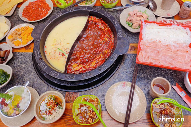 想开一家火锅店，现在鸭爪火锅店加盟多少钱？
