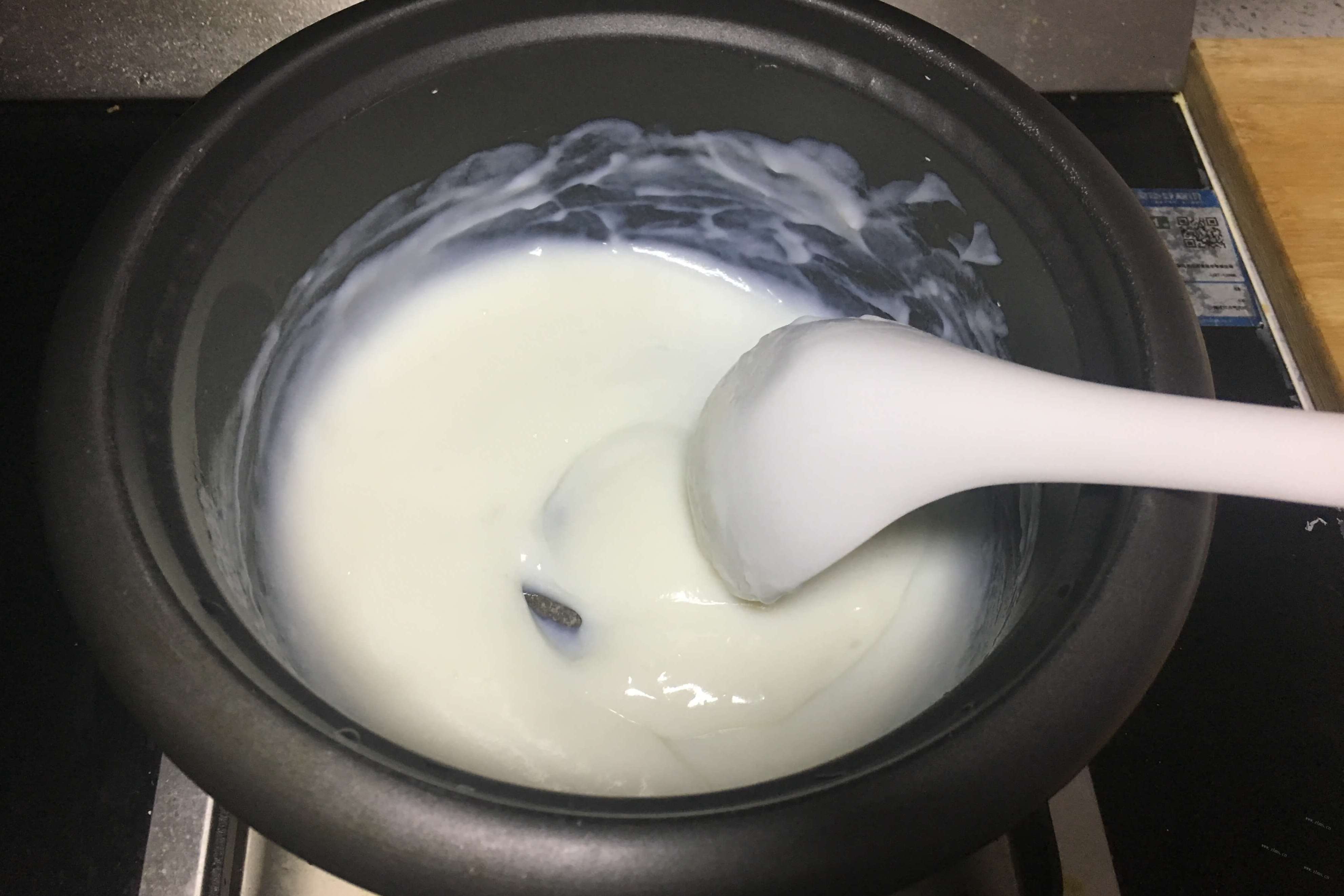 只用牛奶就能在家做的牛奶布丁，没有添加剂吃起来更放心第七步