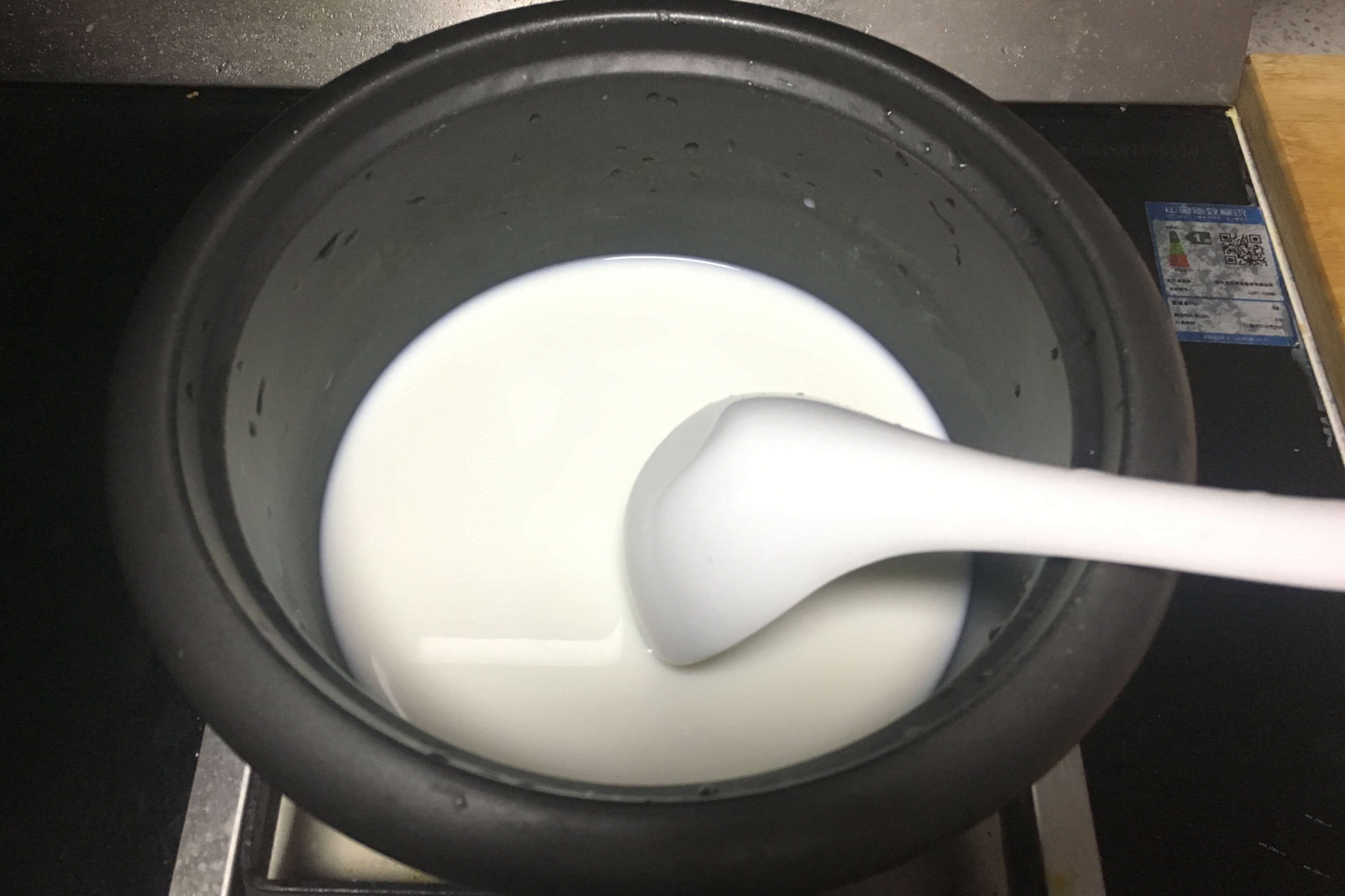 只用牛奶就能在家做的牛奶布丁，没有添加剂吃起来更放心第六步