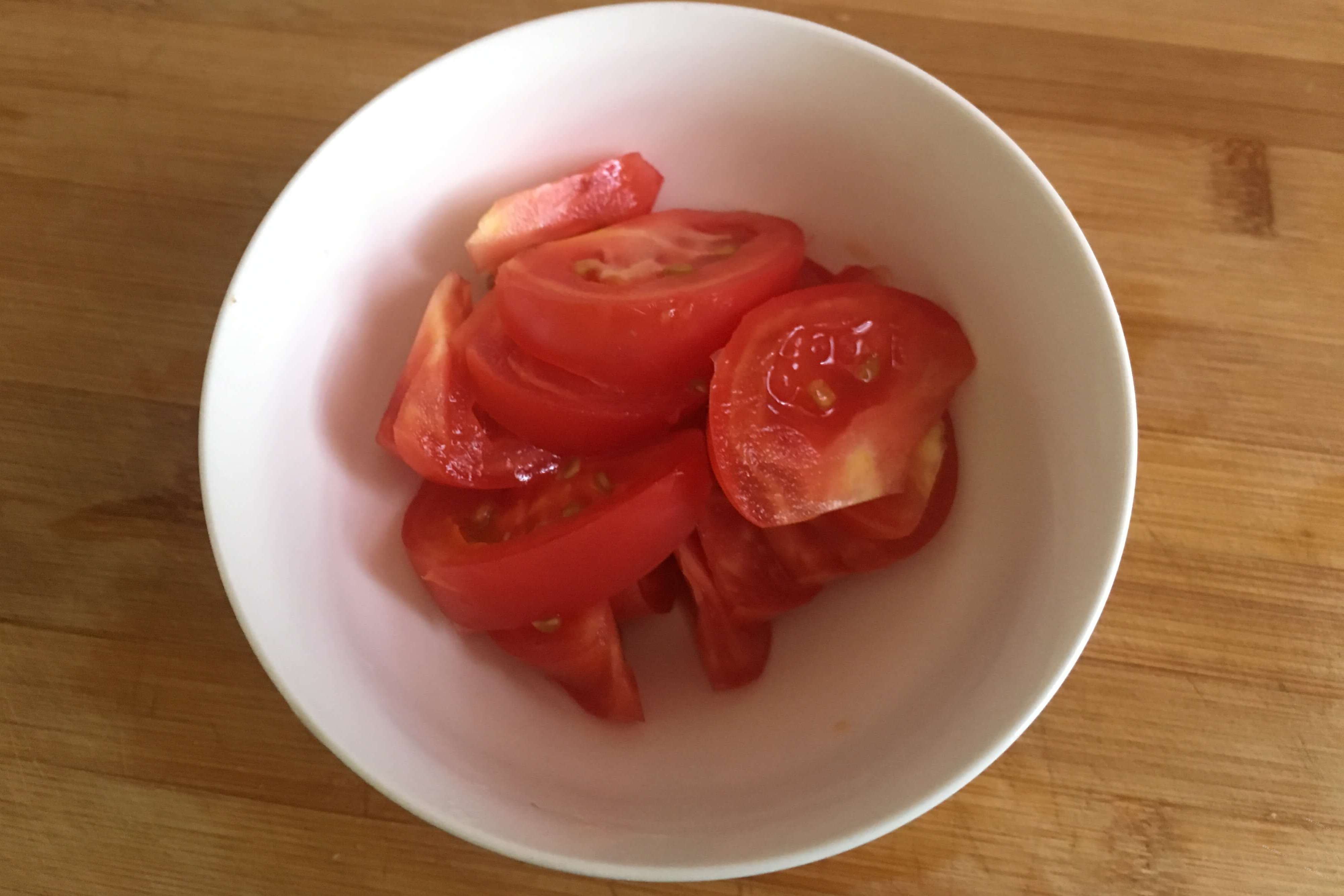 青椒炒蘑菇来点番茄味道会更鲜美，简单易操作，还不去试试！第四步