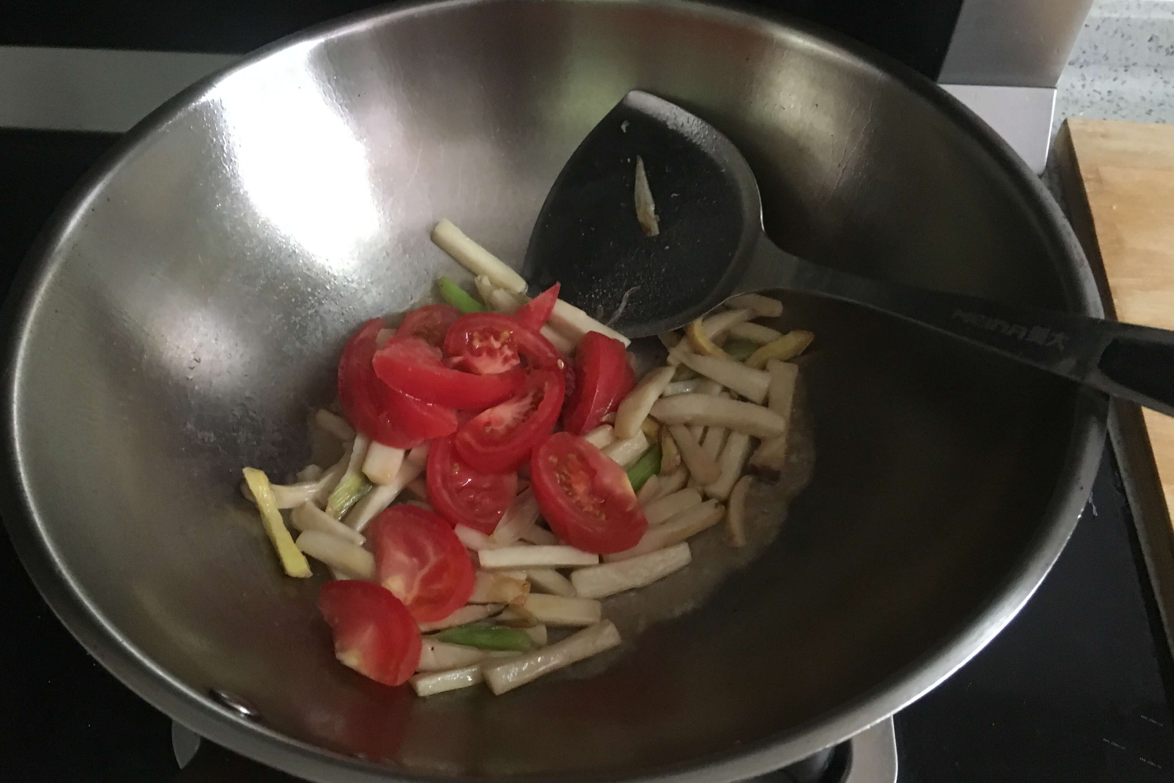 青椒炒蘑菇来点番茄味道会更鲜美，简单易操作，还不去试试！第七步