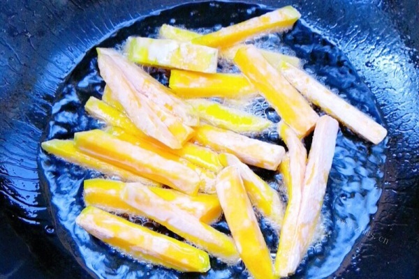 蛋黄焗南瓜，咸甜交织让人爱不释口第七步