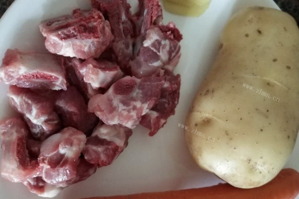 土豆炖排骨汤第三步