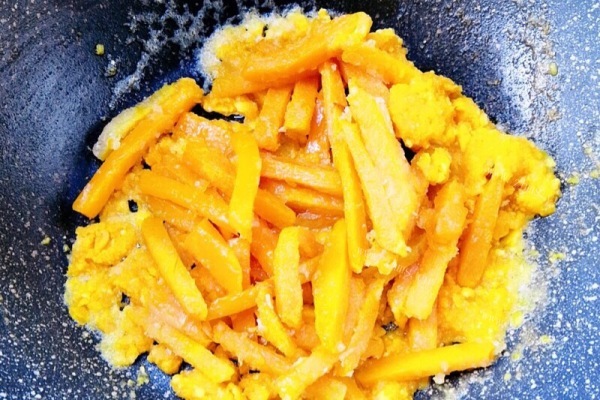 蛋黄焗南瓜，咸甜交织让人爱不释口第十步