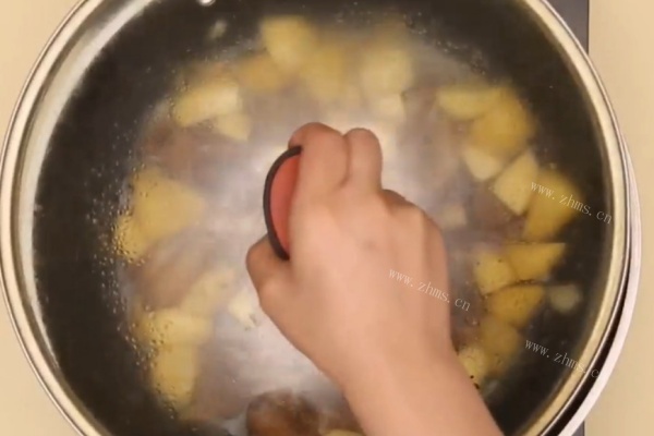 怎么做排骨炖土豆更好吃第九步