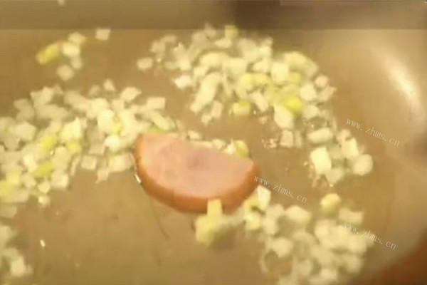 荠菜不仅可以凉拌，荠菜热狗炒在一起也很好吃第四步