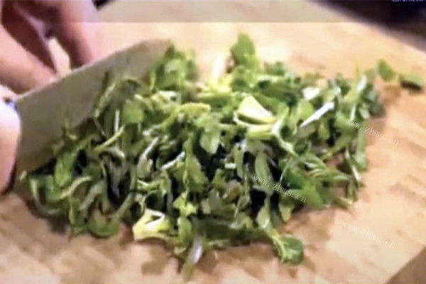 荠菜不仅可以凉拌，荠菜热狗炒在一起也很好吃第一步