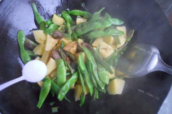 经典美食土豆炖豆角第八步