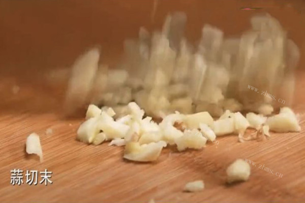 荠菜不仅可以凉拌，荠菜热狗炒在一起也很好吃第二步