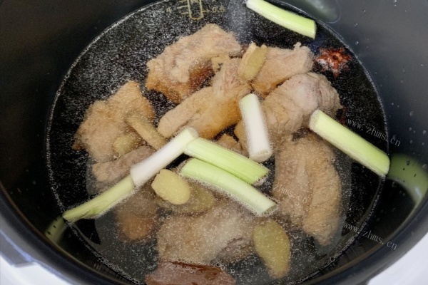 排骨炖豆角，东北人最爱的一道菜第二步
