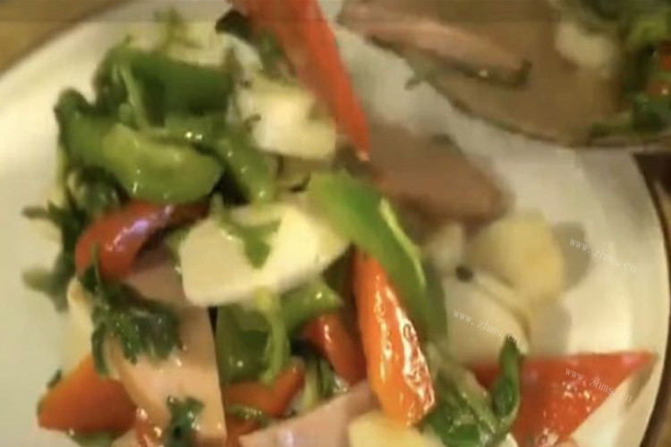 荠菜不仅可以凉拌，荠菜热狗炒在一起也很好吃