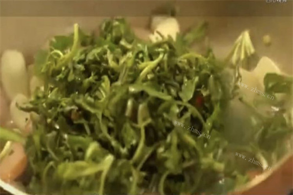 荠菜不仅可以凉拌，荠菜热狗炒在一起也很好吃第七步