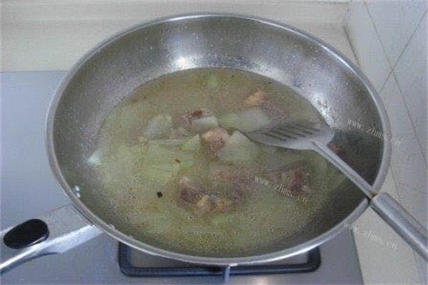 超快手的冬瓜排骨汤，回家晚也能快速煮一锅美味的汤第五步
