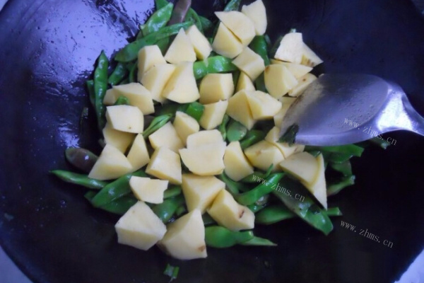 经典美食土豆炖豆角第六步