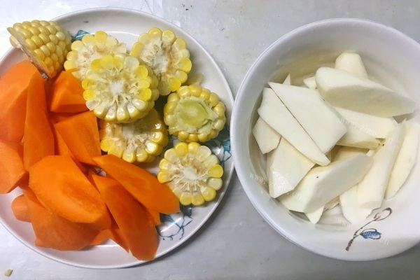 硬核家常菜——胡萝卜玉米排骨汤第一步