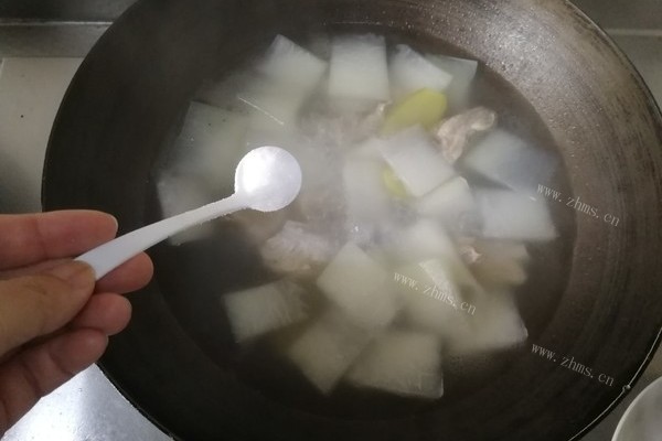 清爽不腻的冬瓜炖排骨汤，做法也很简单第六步
