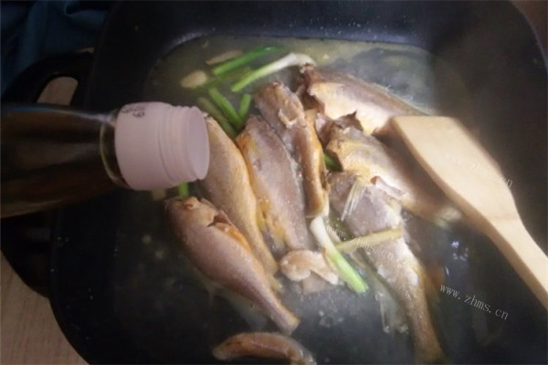 蒜烧小黄鱼——鲜嫩的小黄鱼，无论从视觉还是到味觉，绝对是小孩难以抵挡的诱惑第六步
