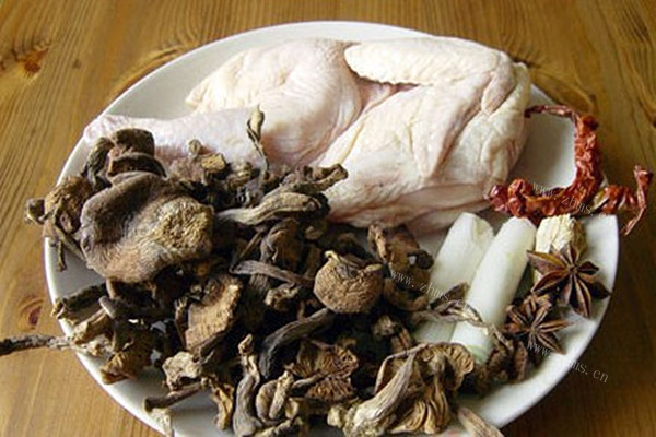 小鸡炖蘑菇，齿颊生香的东北炖菜~第一步