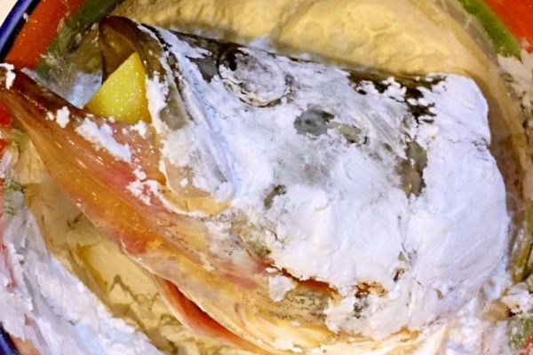 松鼠鱼一条栩栩如生的于跃然于盘中，鱼肉外酥里嫩，酸甜适口第十九步