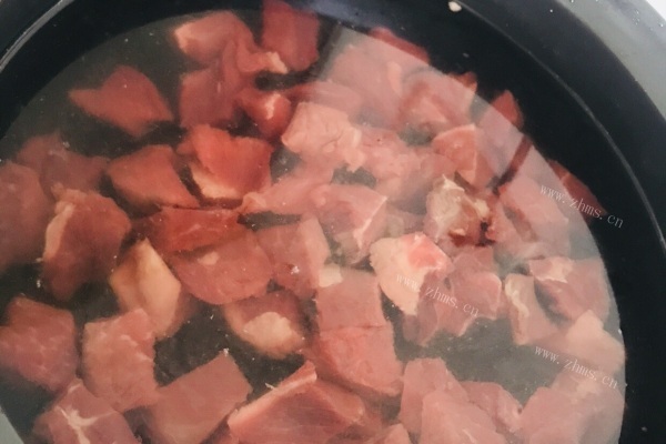 家常牛肉炖柿子配上米饭，绝对让你吃了这碗想那碗第三步