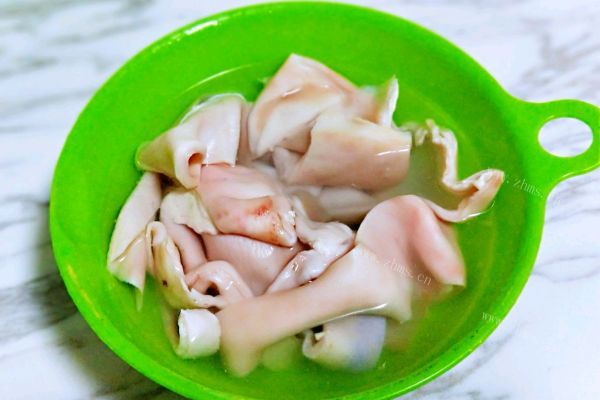 家庭自制肉皮冻，东北春节的必备菜品第二步