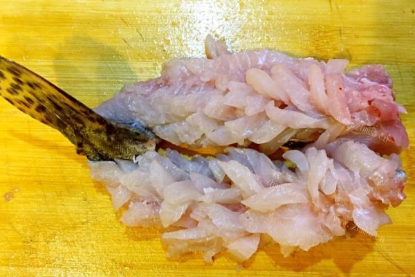 松鼠鱼一条栩栩如生的于跃然于盘中，鱼肉外酥里嫩，酸甜适口第十五步