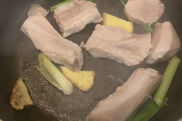 一碗山药枸杞排骨汤，养生滋补又不失风味第三步