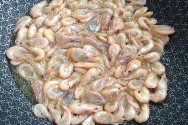 韭菜炒河虾，小海鲜让你吃光米饭第六步