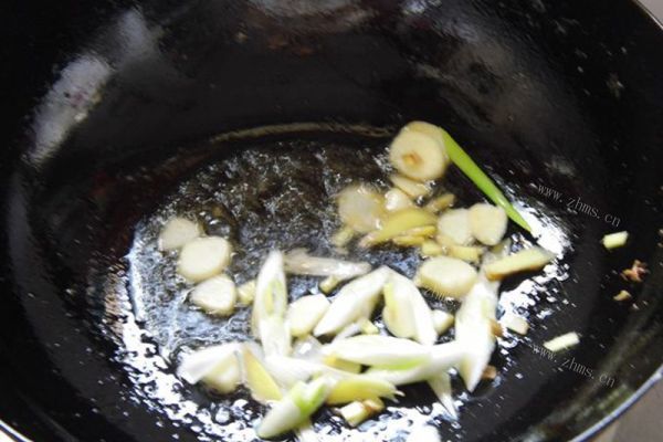 香菇茭白炒肉片，还能配上自己爱吃的蔬菜第六步