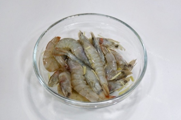 水煮大白虾营养丰富，做法简单在家做更健康美味第三步