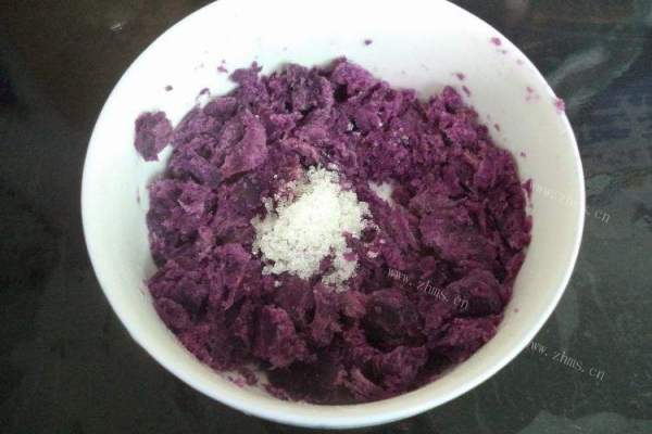 在家也能做的手工美食紫薯汤圆第三步