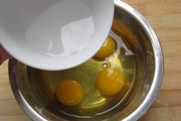 银鱼炒蛋，银鱼的鲜香搭配鸡蛋的嫩滑第二步