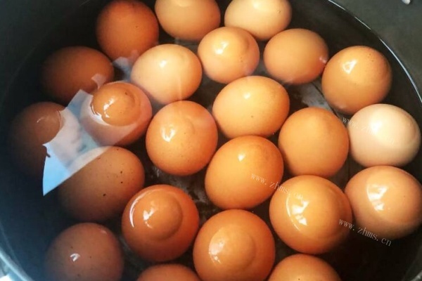 今天就教大家去做美味简单的卤蛋第一步