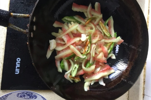 简单易学的炒西瓜皮，开胃小菜！第六步