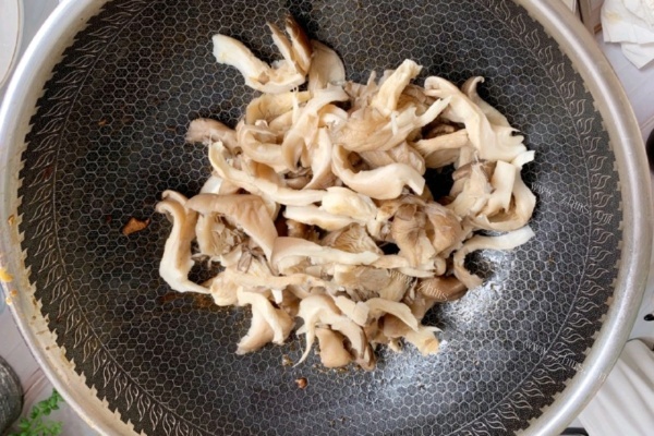 蘑菇炒肉，香香软软好滋味第三步