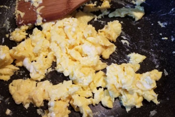 虾仁炒鸡蛋，鲜与嫩的完美结合第五步