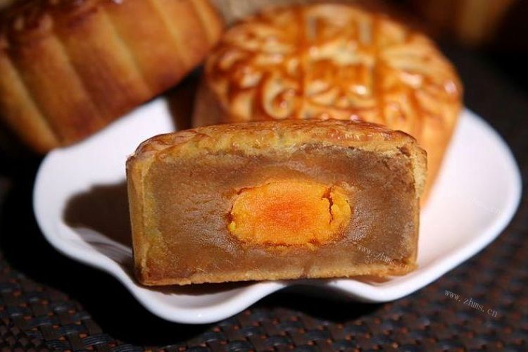 广式蛋黄莲蓉月饼，中秋夜，吃饼赏月不可缺少的佳品