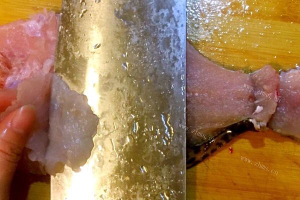 松鼠鱼一条栩栩如生的于跃然于盘中，鱼肉外酥里嫩，酸甜适口第十一步