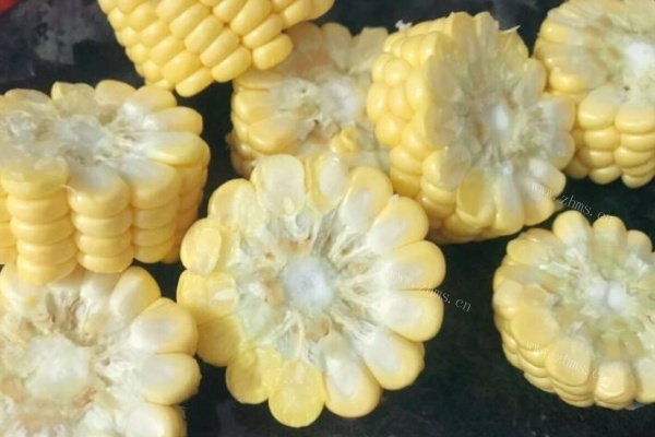 玉米和排骨炖成滋补的排骨玉米汤，鲜美得直感叹第四步