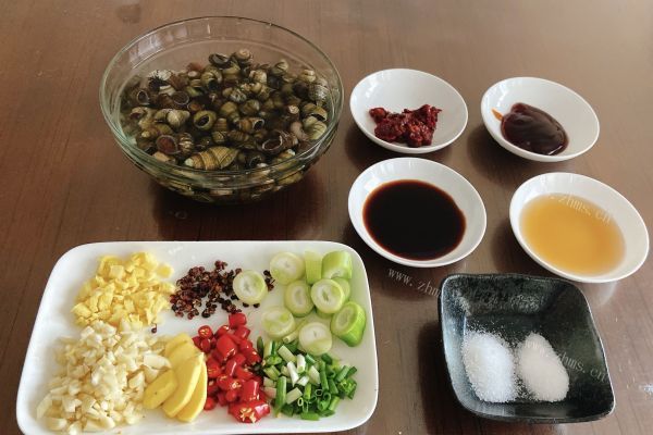 夏季大排档的热门菜系——香辣爆炒田螺第一步