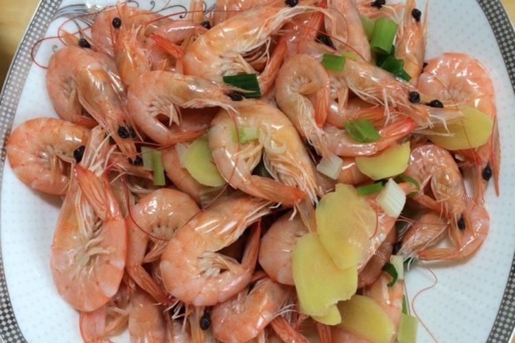 水煮大白虾营养丰富，做法简单在家做更健康美味