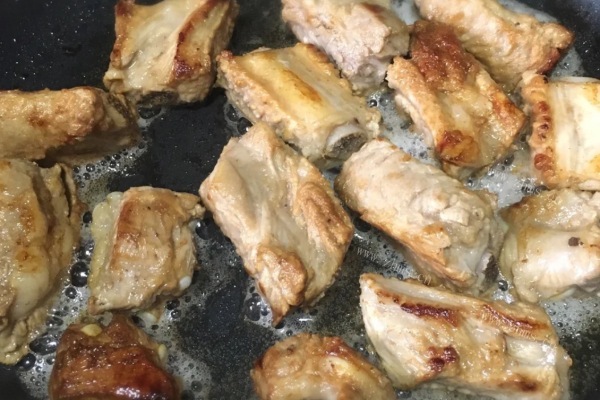 懒人料理土豆排骨焖饭第二步