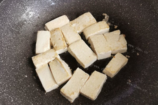 小黄鱼配上豆腐，一道色香味俱全的家常菜，快来学一下如何制作一份小黄鱼炖豆腐第四步
