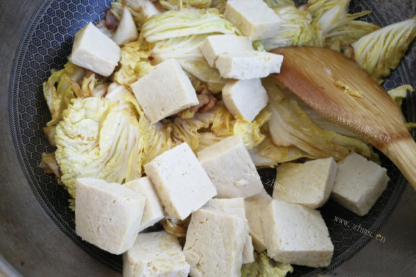 方便实惠的白菜炖冻豆腐第七步