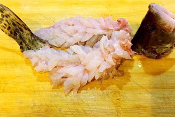 松鼠鱼一条栩栩如生的于跃然于盘中，鱼肉外酥里嫩，酸甜适口第十六步