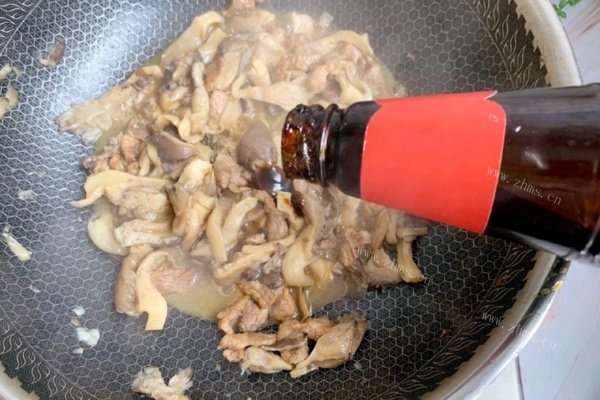 蘑菇炒肉，香香软软好滋味第五步