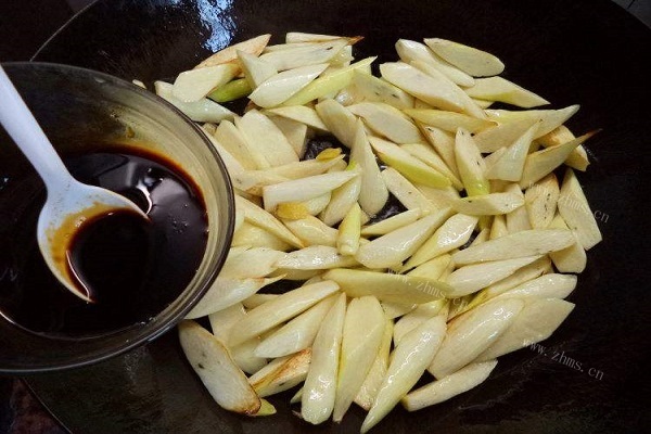 鲜嫩糯香的浙江菜：油焖茭白第四步