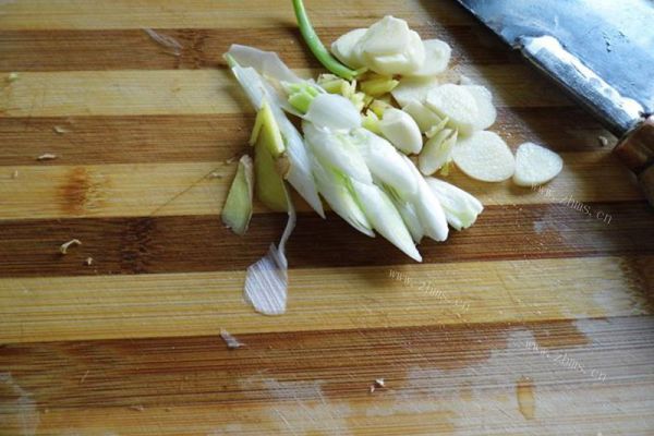 香菇茭白炒肉片，还能配上自己爱吃的蔬菜第二步