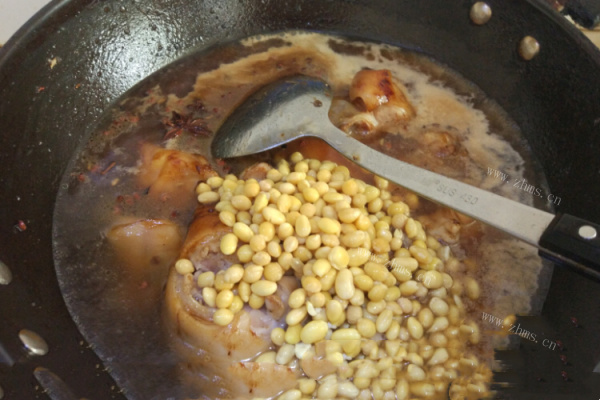 富含胶原蛋白的黄豆炖猪蹄汤第五步