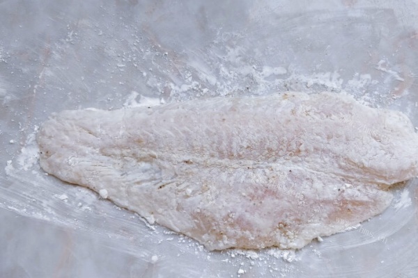 炸鱼：面包糠裹上鱼肉好吃的停不下来第四步